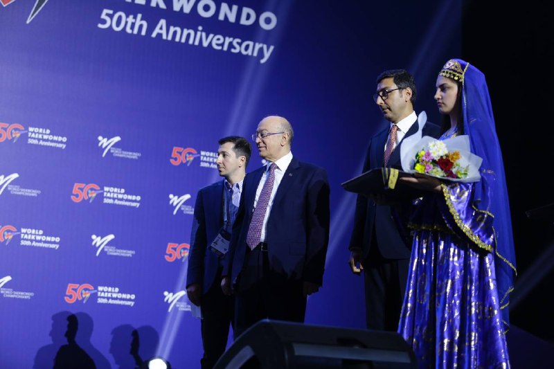 Kəmaləddin Heydərov taekvondo üzrə dünya çempionatında idmançıları mükafatlandırıb