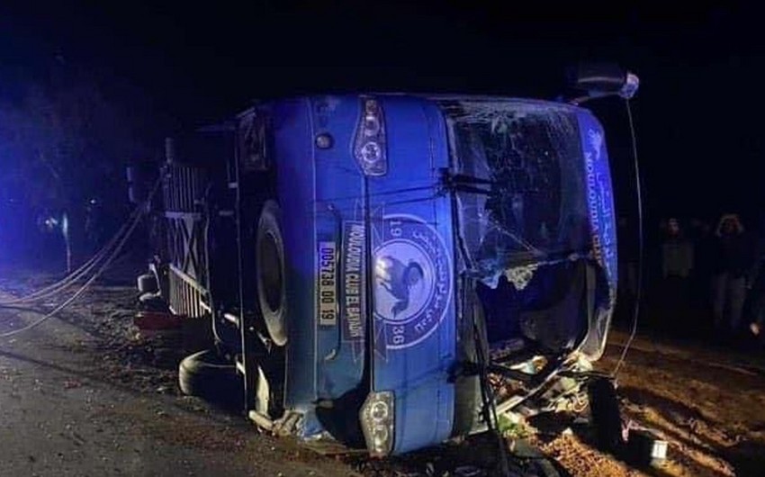 Klub avtobusu qəzaya uğradı, köməkçi məşqçi və qapıçı vəfat etdi - FOTO
