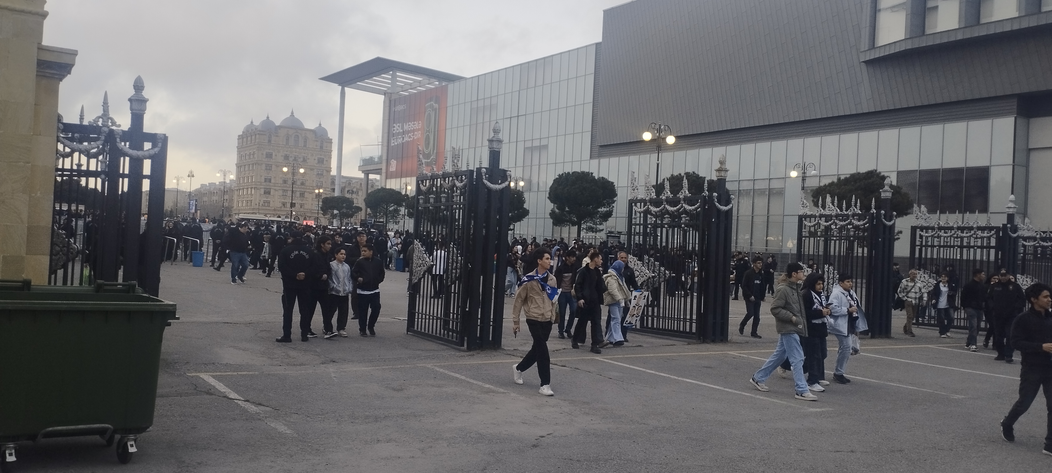 "Bəhramov"da izdiham: uzun növbələr, bilet almağa məcbur qalan xanım azarkeşlər... - FOTOLAR