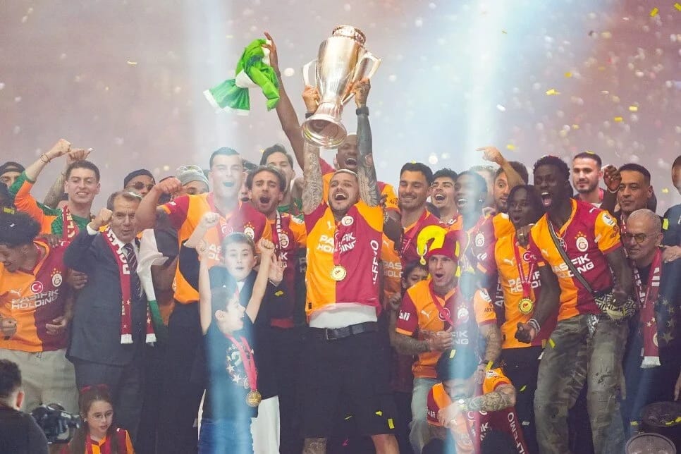 ''Qalatasaray'' çempionluq kubokuna qovuşdu - TFF-dən heç kim tədbirə qatılmadı!
